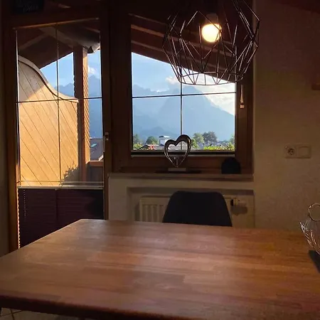 Dachgeschoss Mit Traumbergblick * 加爾米施-帕滕基興